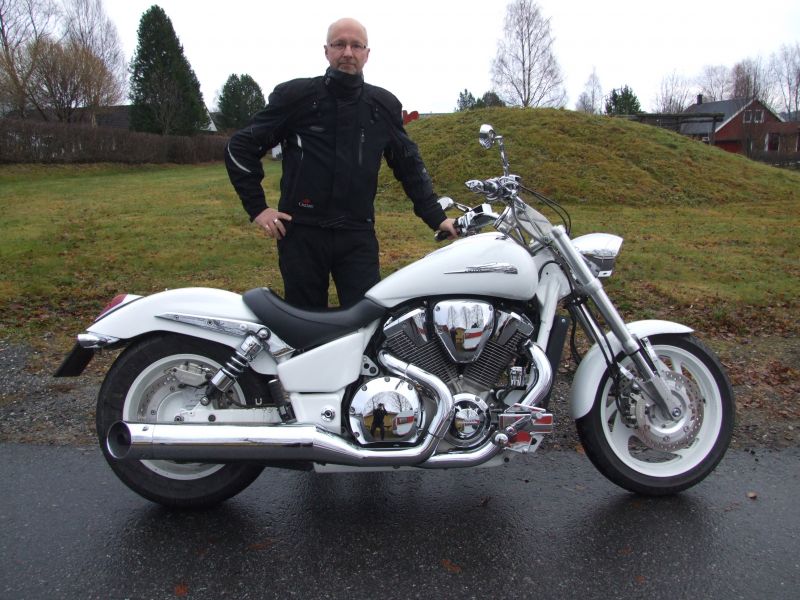 Ulf Eriksson med sin fint modifierade Honda VTX-1800. 2010-10-31

